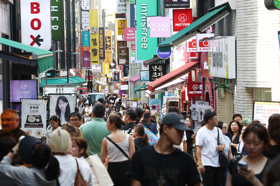 People walk through Myeongdong shopping district in central Seoul on Aug. 29. [YONHAP] 
