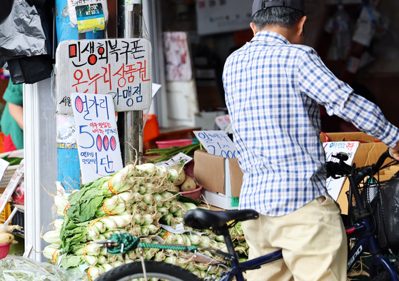 A notice informing shoppers that government-issued consumer vouchers are accepted is posted at Cheongnyangni Market in Dongdaemun District, eastern Seoul, on Sept. 12. [NEWS1]