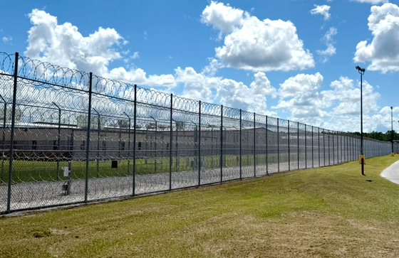 The U.S. Immigration and Customs Enforcement detention center in Folkston, Georgia, where employees from the LG Energy Solution-Hyundai Motor battery plant construction site were moved to following an immigration raid. [YONHAP]