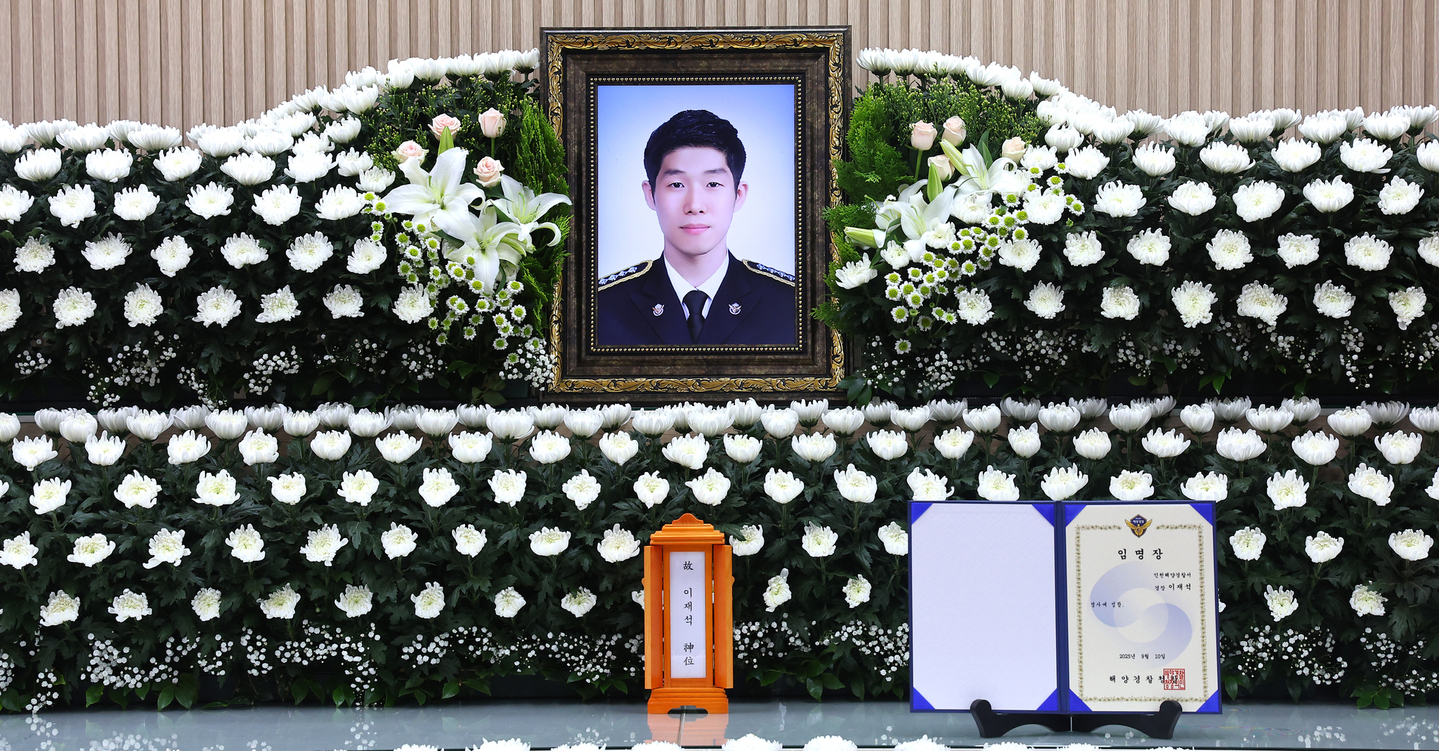 A memorial altar is set up at a funeral home in Dong District, Incheon,on Sept. 11 for late Coast Guard Sergeant Lee Jae-seok, who died after giving his life vest to a stranded older man in a tidal flat. [YONHAP] 