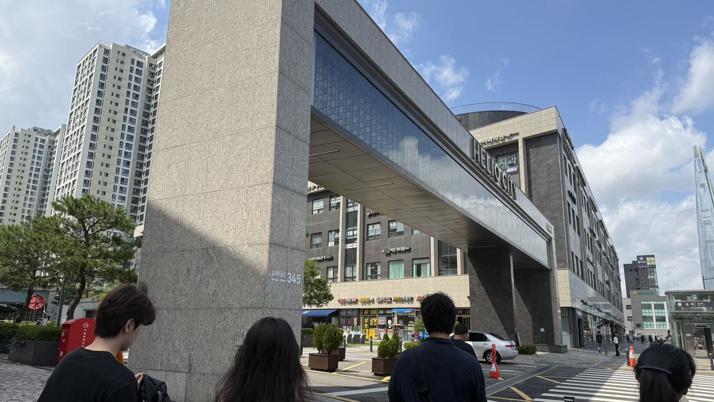 Participants of an imjang group walk past an apartment complex in Songpa District, southern Seoul, on Sept. 6. [WOO JI-WON]