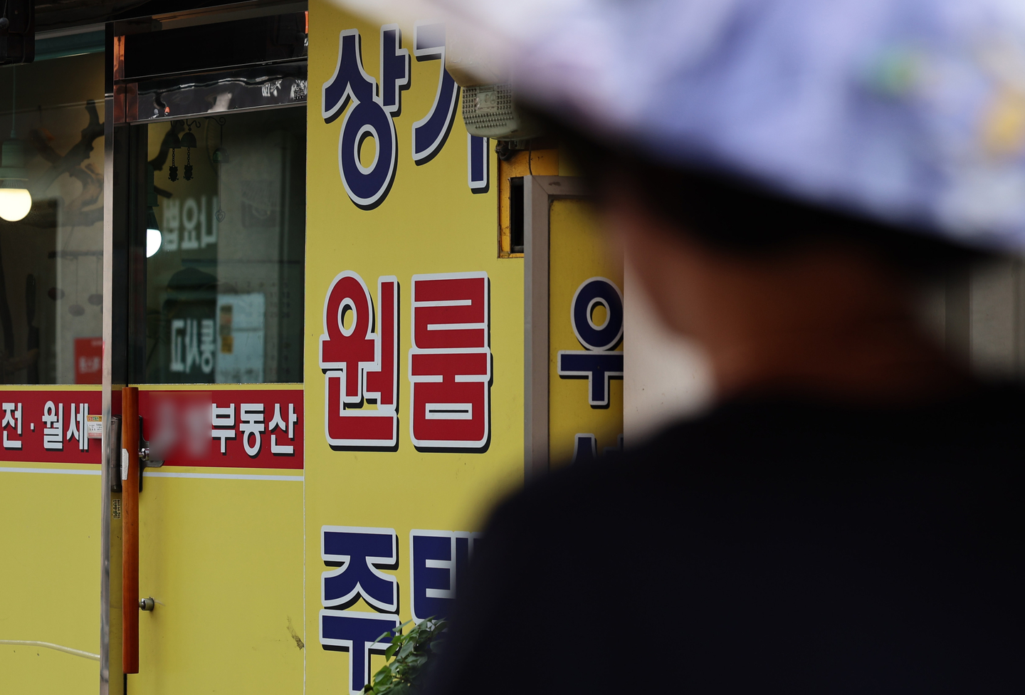 A person passes by a real estate agency in Seoul on Aug. 26. [NEWS1]