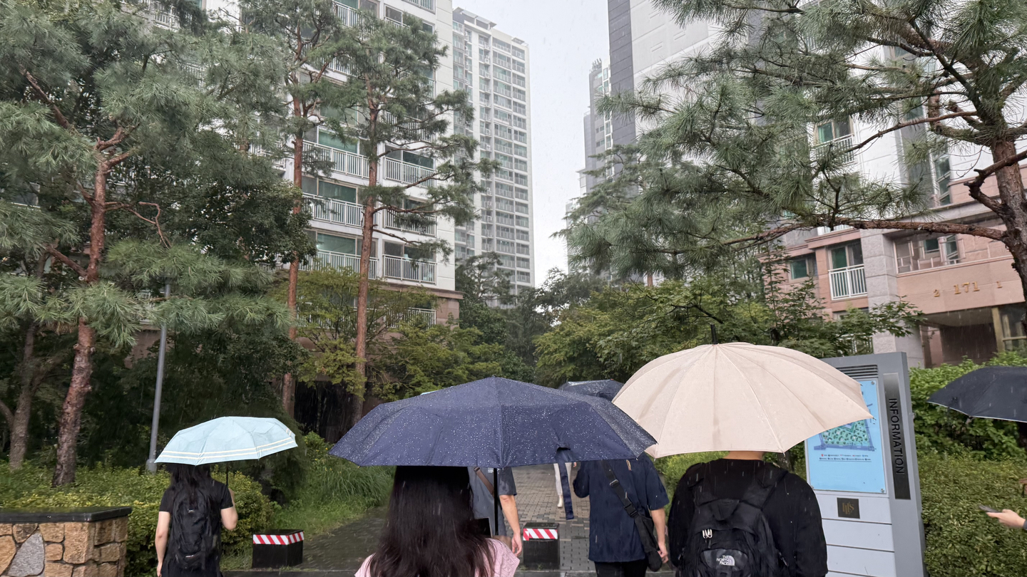 Participants walk through an apartment complex in Songpa District. [WOO JI-WON]