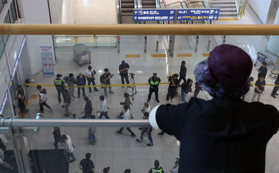 Korean workers who were detained by U.S. Immigration and Customs Enforcement authorities in Georgia walk out of the arrivals hall at Terminal 2 of Incheon International Airport on Sept. 12. [JOINT PRESS CORPS]