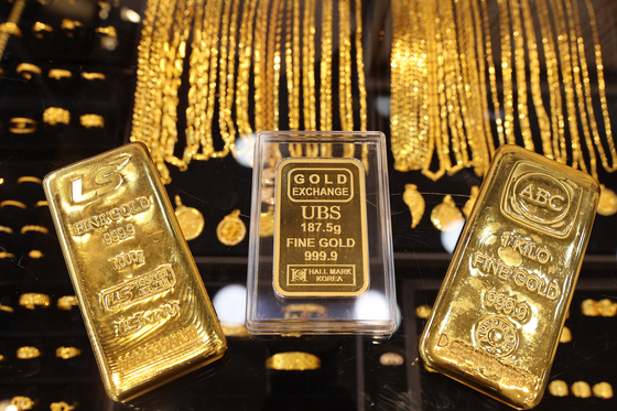 Gold bars are displayed at a jeweler in Jongno District, central Seoul, on Sept. 7. [YONHAP]