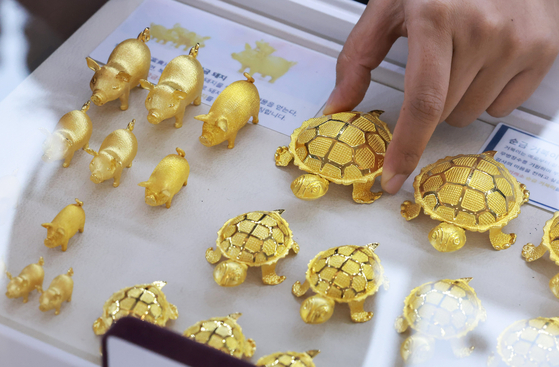 An employee arranges gold products at Korea Gold Exchange in Jongno District, Seoul, on Sept. 9. [YONHAP]