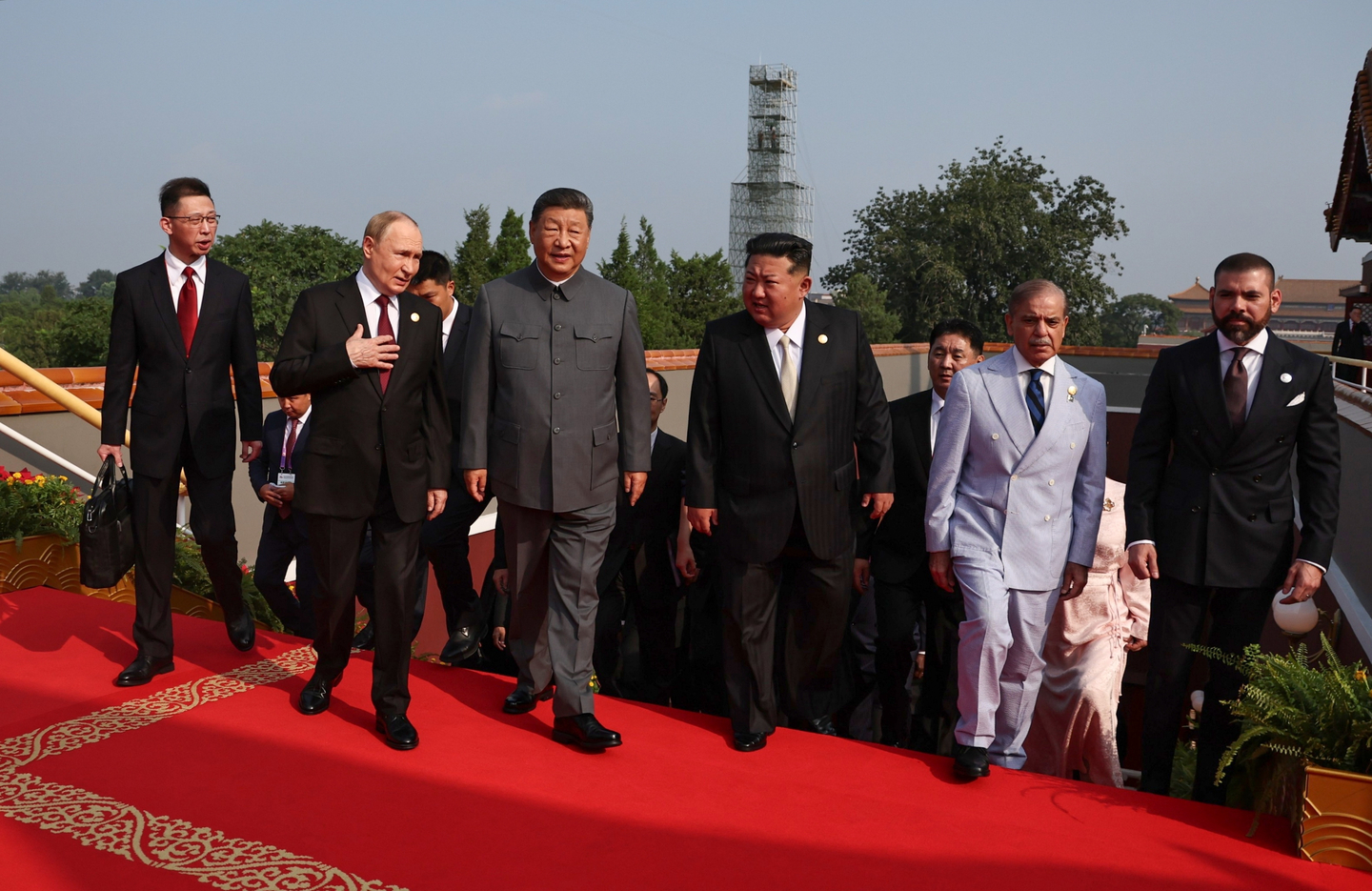 Russian President Vladimir Putin, second from left, Chinese President Xi Jinping, third from left, North Korean leader Kim Jong-un, fourth from left, Pakistani Prime Minister Shehbaz Sharif, fifth from left, and the heads of foreign delegations arrive to attend a military parade marking the 80th anniversary of victory in the Chinese People's War of Resistance against Japanese Aggression and the end of World War II in Tiananmen Square in Beijing on Sept. 3. Photo provided by Kremlin pool. [EPA/YONHAP]