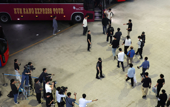 Korean workers who were detained by U.S. Immigration and Customs Enforcement in Georgia board buses after arriving at Terminal 2 of Incheon International Airport on Sept. 12. [JOINT PRESS CORPS]