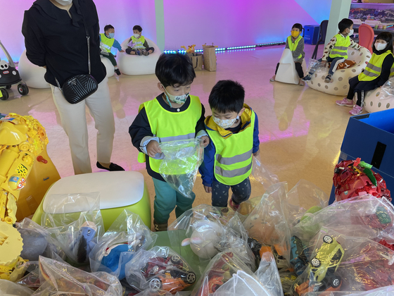 Children look at toys that have been repaired and remade at Kokkiri Gongjang in Ulsan on Aug. 27. [KOKKIRI GONGJANG]