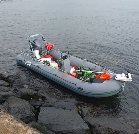 An unidentified rubber boat found on the shore near a haenyeo (women divers) changing station in Yongsu-ri, Hangyeong-myeon, Jeju, on Sept. 8. [JOONGANG ILBO]