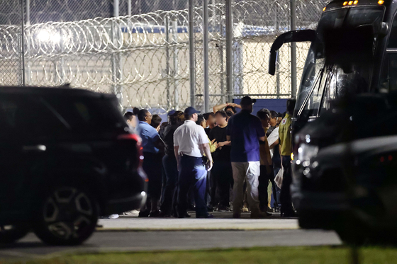 Korean workers wait to get on a bus to go to an airport in Atlanta after being released from a detention center in Folkston, Georgia, on Sept. 11. [YONHAP]