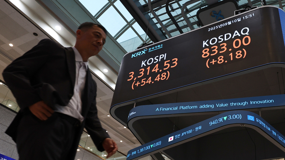A digital screen at the Korea Exchange in Yeouido, western Seoul, on Sept. 10 shows the Kospi closing up 54.48 points at 3,314.53. The main index closed above the 3,310 mark for the first time, setting a new record high since July 6, 2021, when it ended at 3,305.21. [NEWS1]