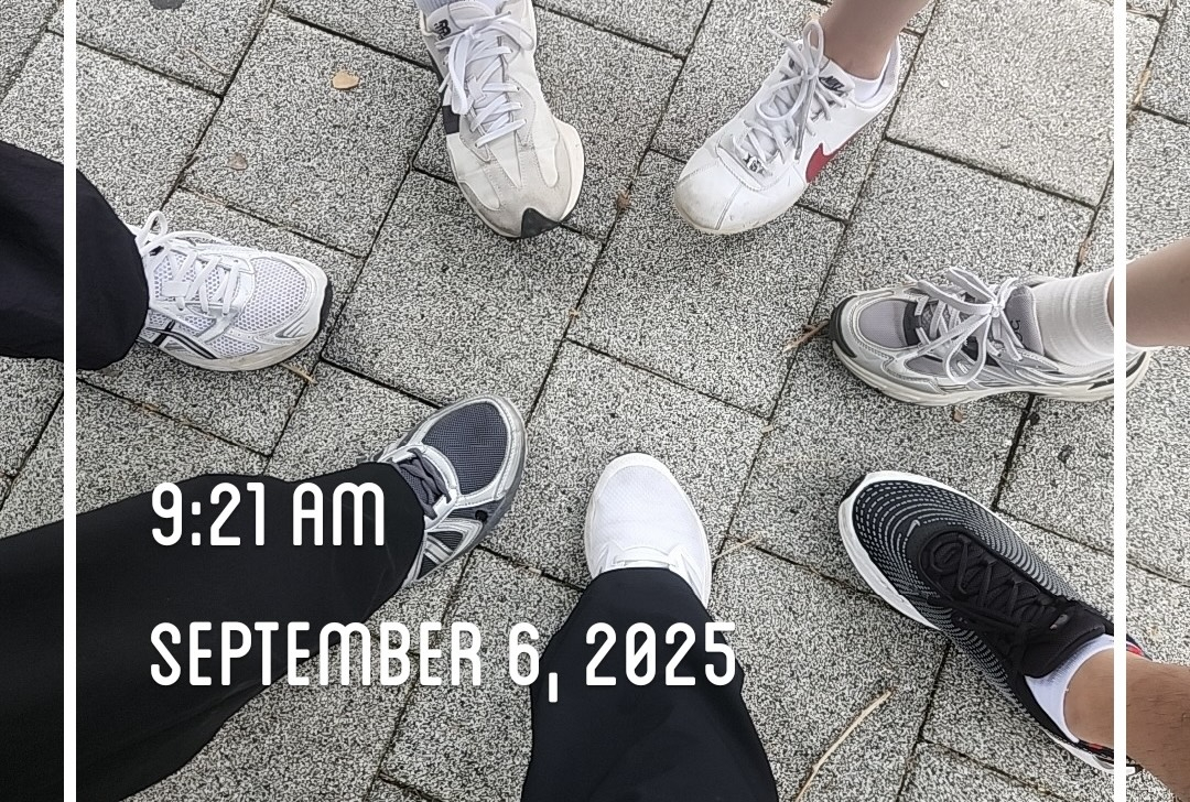 Participants of an imjang group put their feet together before starting a tour of apartment complexes in southern Seoul. [WOO JI-WON]