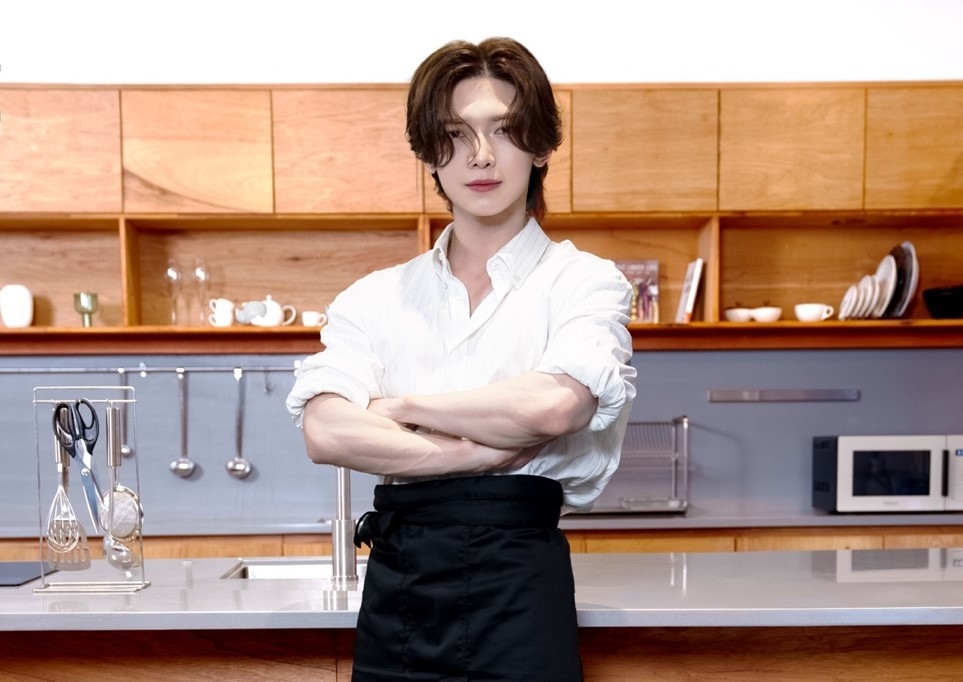 Yeosang of Ateez poses for a photo. [HOGER]
