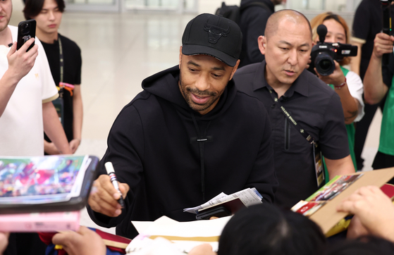 Thierry Henry signs an autograph at the Incheon International Airport on Sept. 12. [NEWS1]