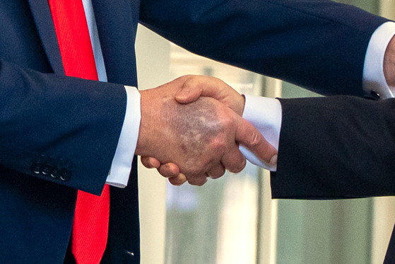 President Donald Trump, left, shakes hands with Korean President Lee Jae Myung upon his arrival at the White House, Monday, Aug. 25, 2025, in Washington. [AP/YONHAP]