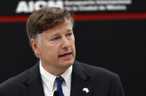 Then U.S. Ambassador to Mexico Christopher Landau delivers a statement to the media at Benito Juarez International Airport upon his arrival in Mexico City on August 16, 2019. [AP/YONHAP]