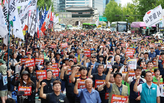 Members of the Korean Confederation of Trade Unions chant during a rally in front of City Hall Station in central Seoul on Sept. 13. [NEWS1]