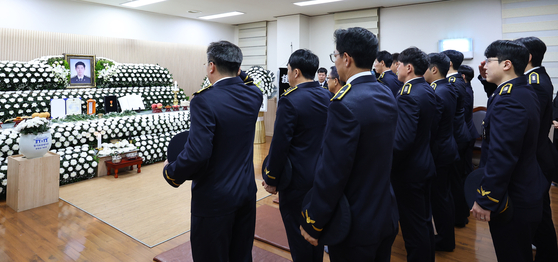 Colleagues from the Korea Coast Guard pay their respects at the funeral altar for the late Lee Jae-seok at a funeral hall in Dong District, Incheon, on Sept. 12. [YONHAP]