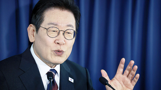 President Lee Jae Myung holds a press conference inside an airplane on his way to Washington D.C. on Aug. 24. [JOINT PRESS CORPS]