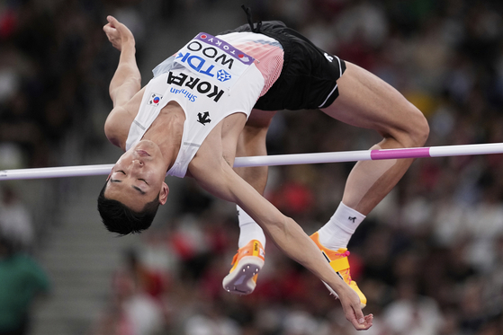 Korea's Woo Sang-hyeok makes an attempt in the men's high jump qualification at the World Athletics Championships in Tokyo, Sept. 14. [AP/YONHAP]