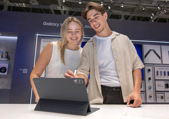 A Samsung Electronics model presents the Galaxy Tab S11 Ultra at the company’s exhibition booth at CityCube Berlin, part of Messe Berlin, where IFA 2025 is being held, on Sept. 4. [SAMSUNG ELECTRONICS] 