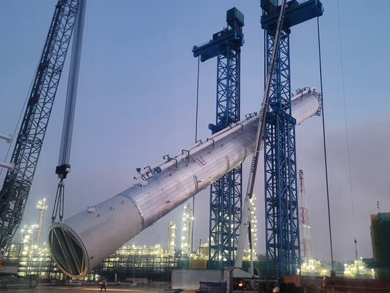 Hyundai Engineering & Construction installs a petrochemical facility the height of a 50-story apartment building at the Ulsan Shaheen Project site. [HYUNDAI E&C]