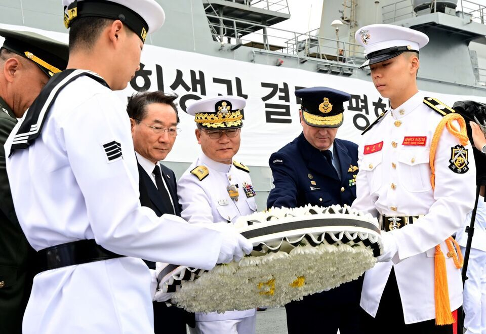 Incheon Mayor Yoo Jeong-bok, third from left, and Navy Deputy Chief of Staff for Personnel Park Tae-kyun, center, take part in a wreath laying ceremony to honor soldiers killed carrying out Operation Chromite in Incheon on Sept. 12. [INCHEON METROPOLITAN GOVERNMENT]
