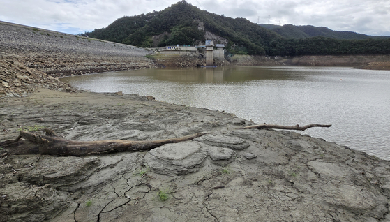 The exposed ground at Obong Reservoir, which supplies 87 percent of tap water in Gangneung, Gangwon lies parched and cracked on Sept. 14. [YONHAP]