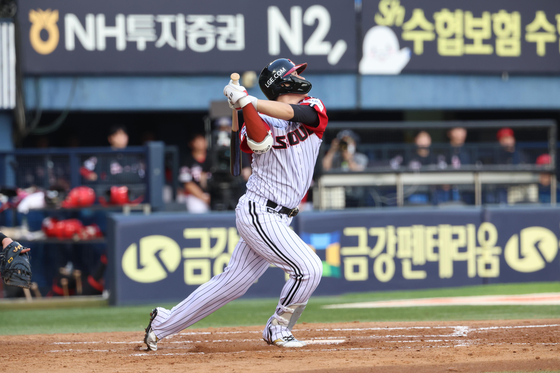 Hong Chang-ki of the LG Twins hits a sacrifice fly against the Kia Tigers during the clubs' KBO regular-season game at Jamsil Baseball Stadium in Seoul on Sept. 14, in this photo provided by the Twins. [YONHAP] 