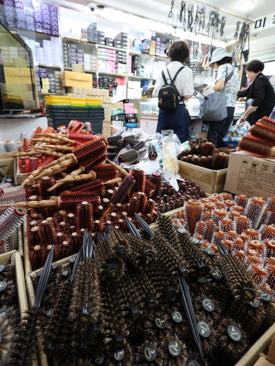 Hair combs and other hairdressing products are displayed at a store in Jung District, central Seoul, on Sept. 15. [YONHAP]