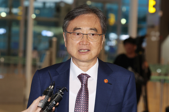 Foreign Minister Cho Hyun speaks to reporters upon arrival at Incheon International Airport on Sept. 8. [NEWS1]