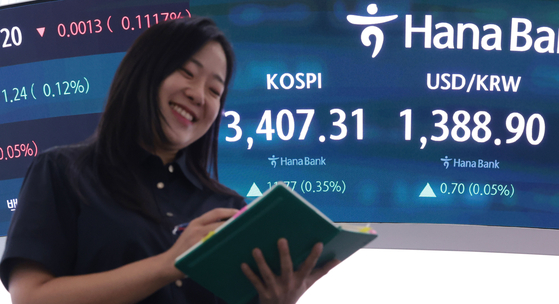 The Kospi is seen closing at 3,407.31 points, up 11.77 points, or 0.35 percent, from the previous trading day, at a Hana Bank dealing room in central Seoul on Sept. 15. [YONHAP] 