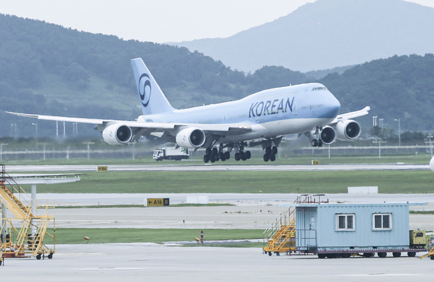 A chartered flight carrying Korean workers released from U.S. immigration detention lands on the runway at Terminal 2 of Incheon International Airport on Sept. 12. [JOINT PRESS CORPS]