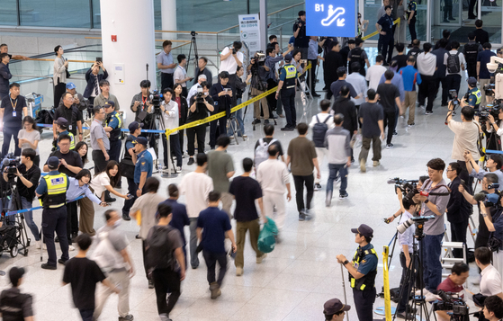 Korean workers who were detained at a factory in Georgia before being released leave Terminal 2 of Incheon International Airport after returning to Korea on Sept. 12. [JOINT PRESS CORPS]