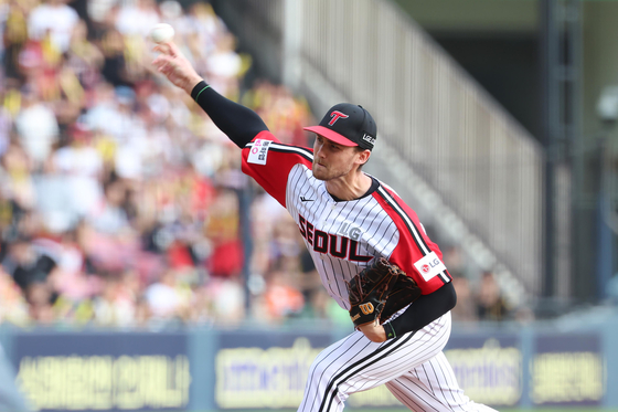 LG Twins starter Anders Tolhurst pitches against the Kia Tigers during the clubs' KBO regular-season game at Jamsil Baseball Stadium in Seoul on Sept. 14, in this photo provided by the Twins. [YONHAP] 