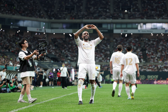 Maicon celebrates after scoring at Seoul World Cup Stadium in western Seoul.  [NEXON]