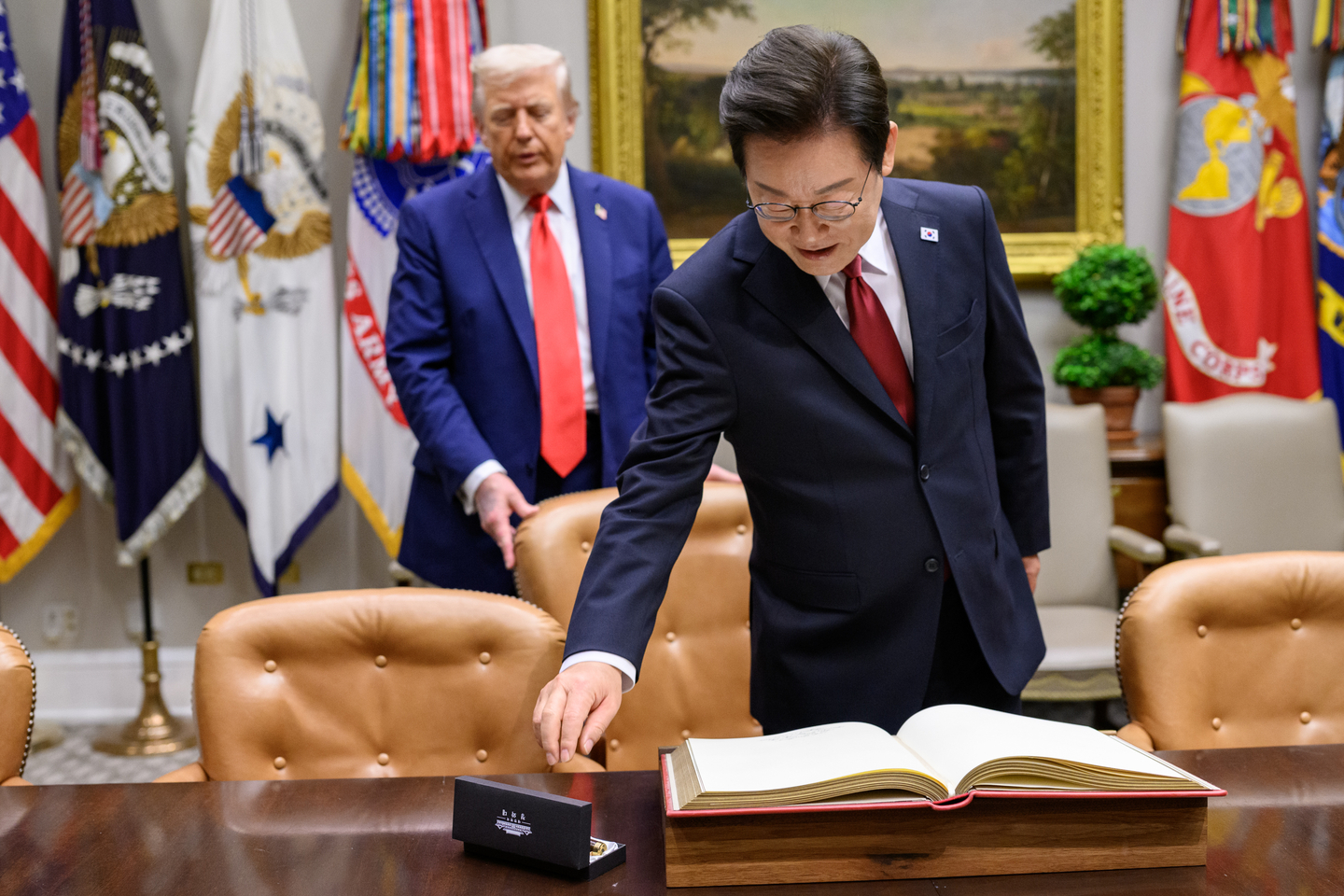 Korean President Lee Jae Myung signs the guest book in the Roosevelt Room on Aug. 25 before a bilateral meeting with U.S. President Donald Trump. [THE WHITE HOUSE]