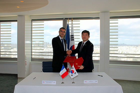 This photo, provided by the Defense Acquisition Program Administration (DAPA) on Sept. 16, shows Jeong Gyu-heon, right, deputy minister for advanced capabilities program, and his French counterpart, Gael Diaz de Tuesta, left, signing an agreement for defense space cooperation in Paris on Sept. 15. [YONHAP] 