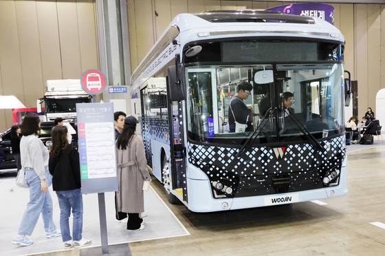 Visitors tour Woojin Industrial Systems’ self-driving electric bus at the autonomous driving exhibition hall in Goyang, Gyeonggi, on April 4. [YONHAP]