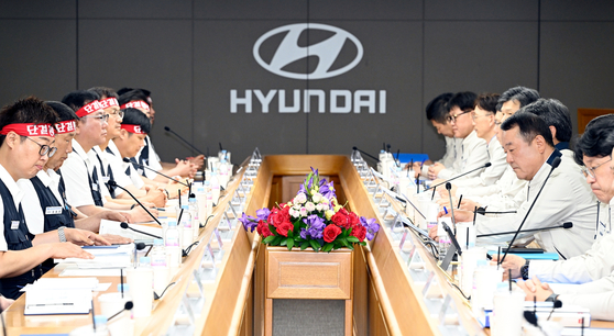 Representatives of management and labor at Hyundai Motor hold the opening session for this year’s wage and collective bargaining talks at the company’s Ulsan plant on June 18. [HYUNDAI MOTOR]