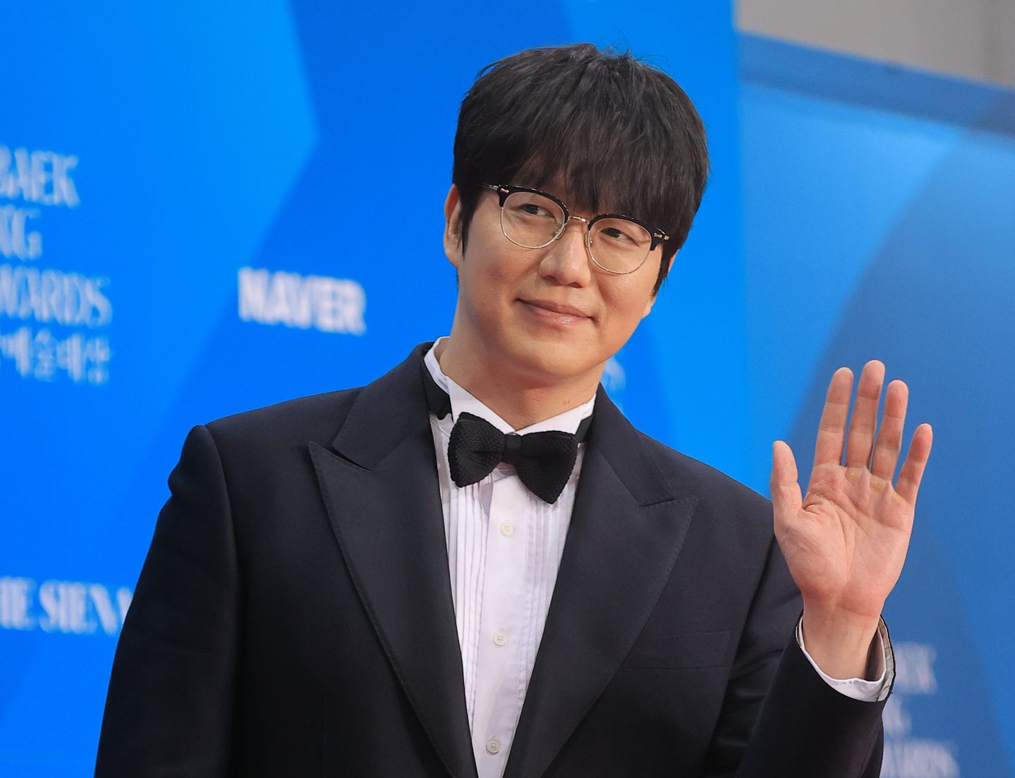 Singer Sung Si-kyung poses on the red carpet at the 61st Baeksang Arts Awards held at Coex in Gangnam District, southern Seoul, on May 5. [YONHAP]