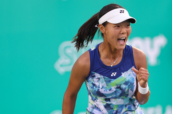 Back Da-yeon roars in celebration after defeating Latvia’s Jelena Ostapenko in the round of 32 at the Hana Bank Korea Open 2023, a WTA Tour event, at Olympic Park Tennis Court in Songpa District, southern Seoul, on Oct. 10, 2023. [YONHAP]