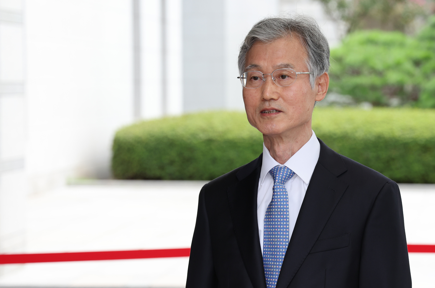 Chief Justice Jo Hee-de answers questions from reporters as he arrives at the Supreme Court in Seocho District, Seoul, on Sept. 12 for a meeting. [YONHAP]