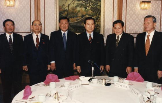 Then-President-elect Kim Dae-jung, center, meets with the leaders of Korea’s four major conglomerates on Jan. 13, 1998. From left: then-LG Chairman Koo Bon-moo, then-United Liberal Democrats Chairman Park Tae-joon, then-Hyundai Motor Chairman Chung Mong-koo, Kim Dae-jung, then-Samsung Chairman Lee Kun-hee and then-SK Chairman Chey Jong-hyun. [JOONGANG ILBO]                