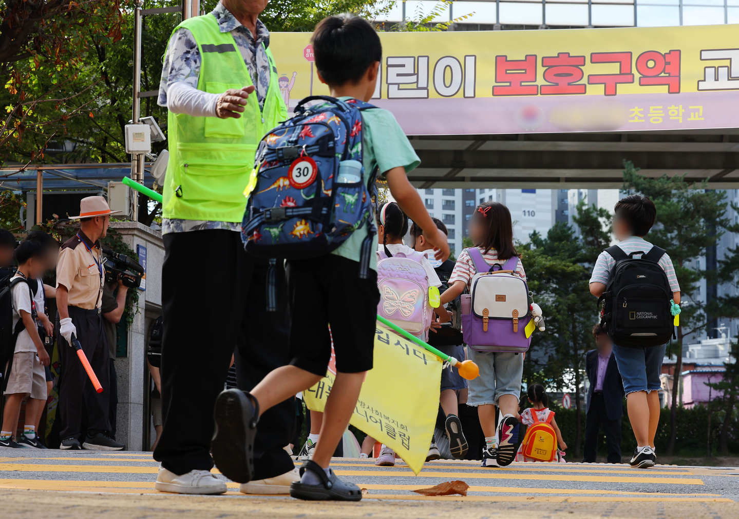 The photo shows children near an elementary school in western Seoul on Sept. 5. [YONHAP] 