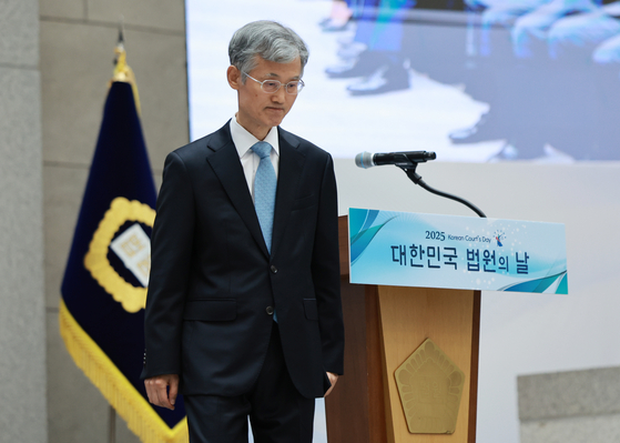 Chief Justice Jo Hee-de returns to his seat after delivering commemorative remarks during the “Korean Court's Day” ceremony at the Supreme Court in Seocho District, Seoul, on Sept. 12. [YONHAP]