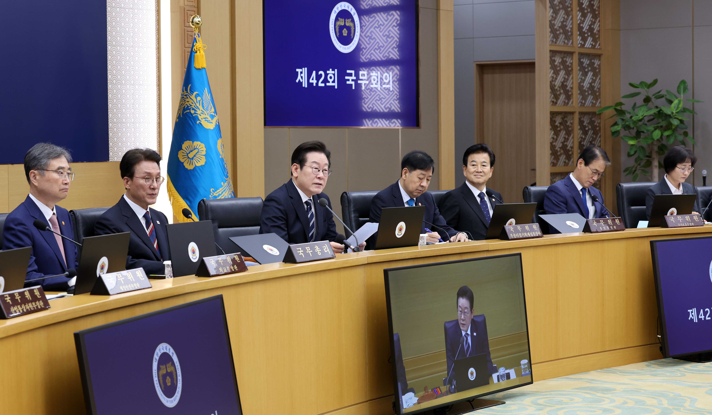 President Lee Jae Myung, third from left, presides over a Cabinet meeting at the government complex in Sejong for the first time on Sept. 16. [JOINT PRESS CORPS]