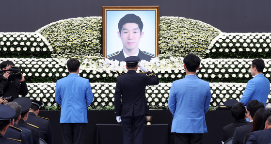 Members of the Coast Guard and others pay respects to Sergeant Lee Jae-seok, who died while rescuing an older man stranded in a tidal mudflat, during a memorial ceremony held at Incheon Maritime Police Precinct on Sept. 15. [JOINT PRESS CORPS] 