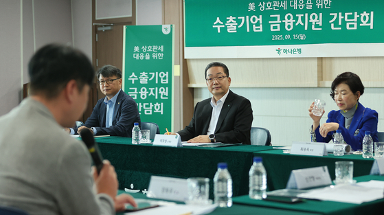 Hana Bank CEO Lee Ho-sung, center, attends a financial support roundtable at the Siheung Chamber of Commerce and Industry in Siheung, Gyeonggi on Sept. 15. [HANA BANK]